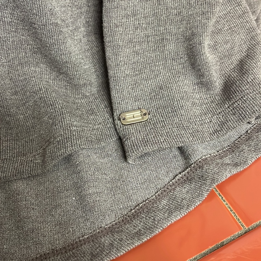 Tommy Hilfiger, sport longsleeved, gray yoga top. Size medium. - Picture 3 of 6